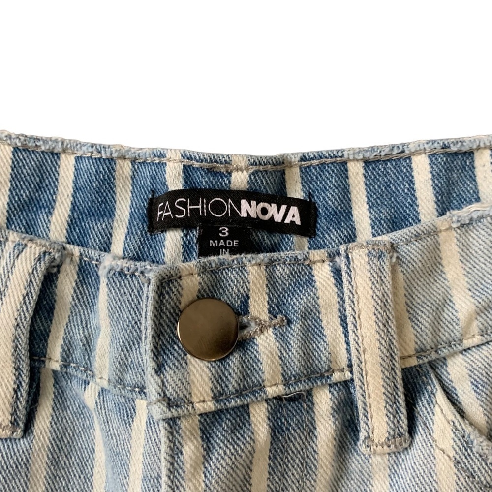 Fashion Nova distressed light wash striped denim shorts size 3 - Picture 2 of 6